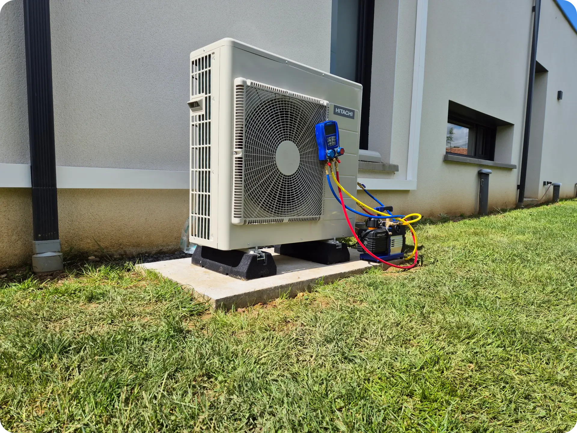 Famille avec une clim réversible en haut a gauche