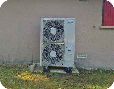 Famille avec une clim réversible en haut a gauche