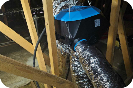 Famille avec une clim réversible en haut a gauche